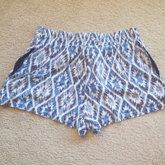 Tie front shorts - Skies Are Blue - Picture 2 of 3